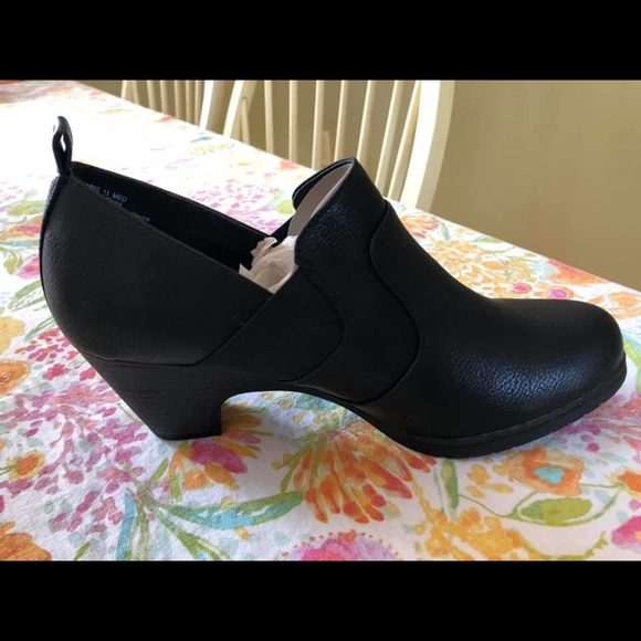 Women’s Shoes - Picture 2 of 3
